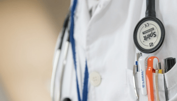 Quels sont les droits du fonctionnaire hospitalier inapte à la suite d'un accident de service ou d'une maladie imputable au service ?