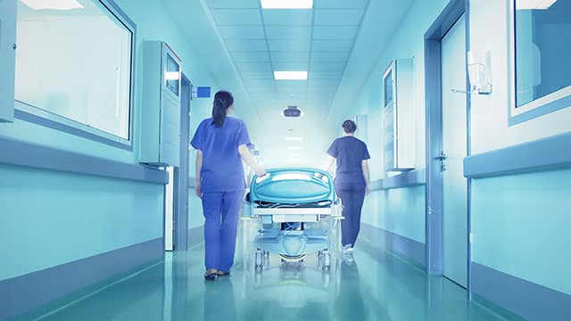 Covid-19 : plusieurs régions réactivent le "plan blanc" dans tous leurs hôpitaux