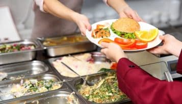 Dès la rentrée 2024, l’État financera la rémunération des AESH sur le temps de la cantine