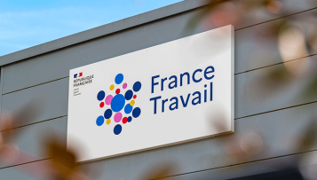 En difficulté, le camp présidentiel met en pause sa réforme du chômage