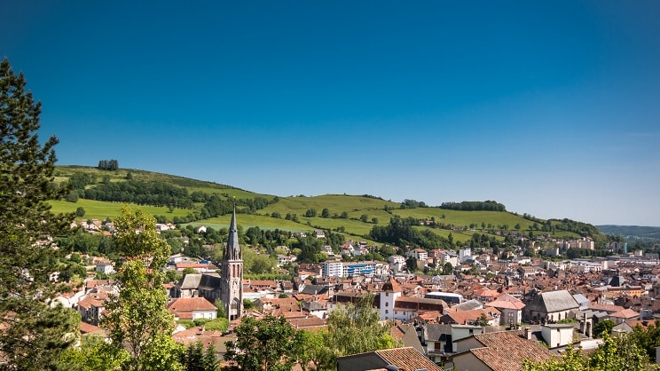 Dans les monts d'Auvergne, les maires restent tiraillés face aux éoliennes et fermes solaires