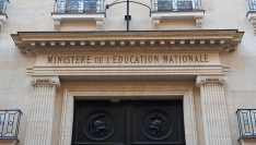 Comment expliquer les différences de prix des produits dans les marchés passés par l'Éducation nationale ?